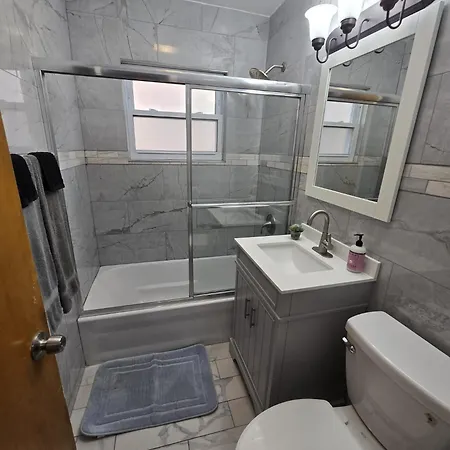 Spacious 3br Retreat Free Parking By Shore Dr Apartment *
