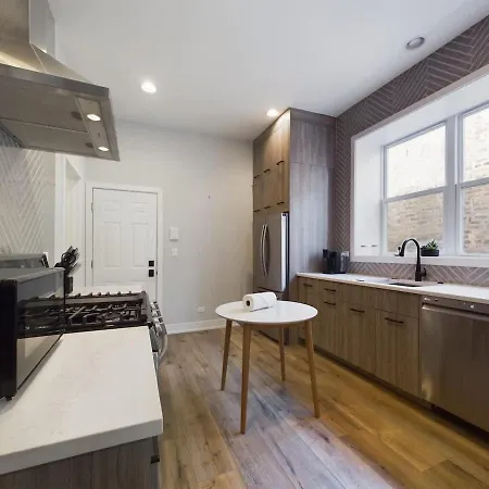 West Town 2br With In-unit Laundry And Onsite Parking Apartment Chicago