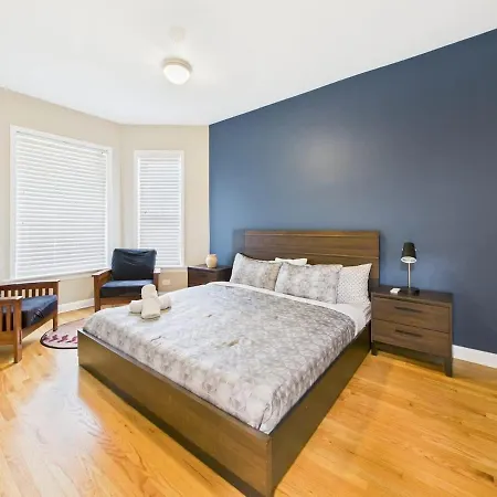 Spacious 4br Covered Parking Just Steps To Wrigley Apartment