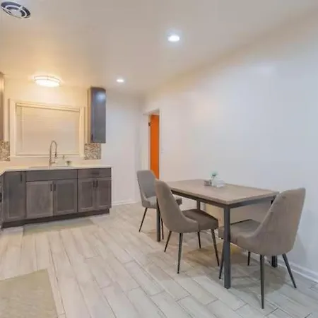 Spacious 3br Retreat Free Parking By Shore Dr