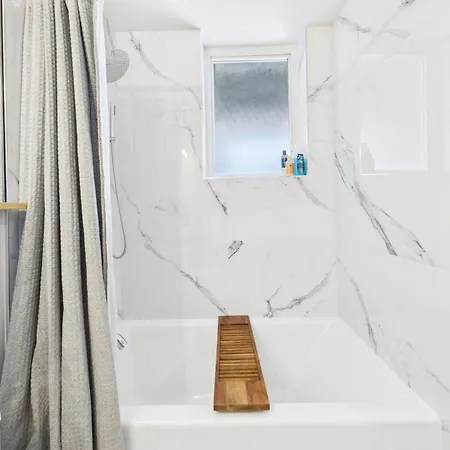 2br With Soaking Tub Just 10 Min To Downtown Apartment Chicago