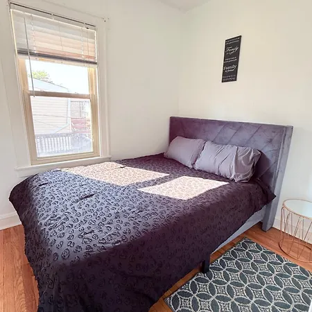 Prime Location - Cozy 3bd Near Downtown! Free Parking & Fast Wifi! *