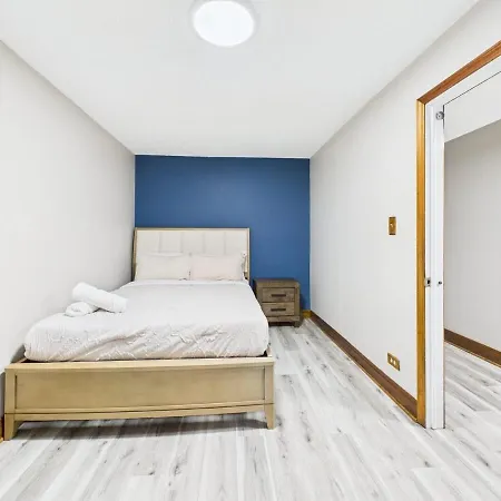Spacious 4br Covered Parking Just Steps To Wrigley Apartment Chicago