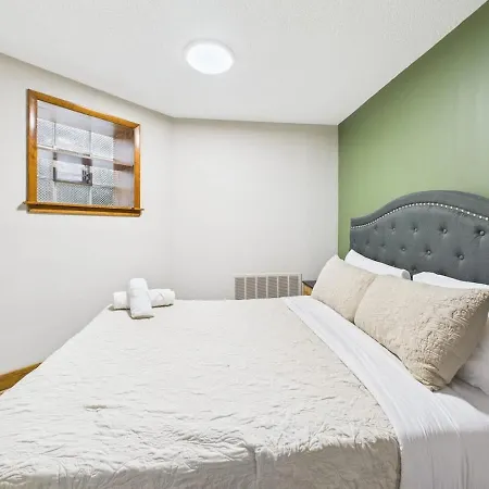 Spacious 4br Covered Parking Just Steps To Wrigley *