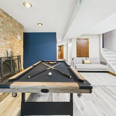 Apartment Spacious 4br Covered Parking Just Steps To Wrigley Chicago