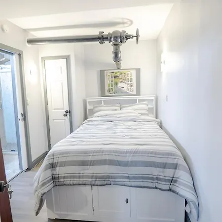& Cozy 1-bedroom In Irving Park Apartment *