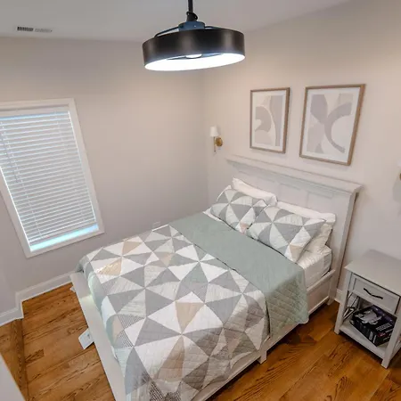 Luxury Stylish 3br Minutes From Downtown Apartment *