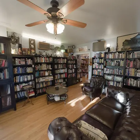 Tranquil Library 2brm 1bath Private Eclectic At Solar