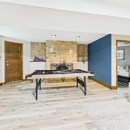 Spacious 4br Covered Parking Just Steps To Wrigley *