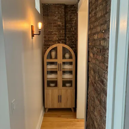 Historic Feel Modern Comfort Walk To Parks & Food Apartment