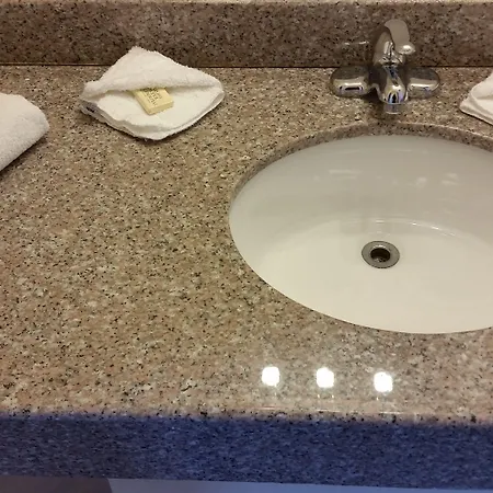 Skylark Hotel 2*