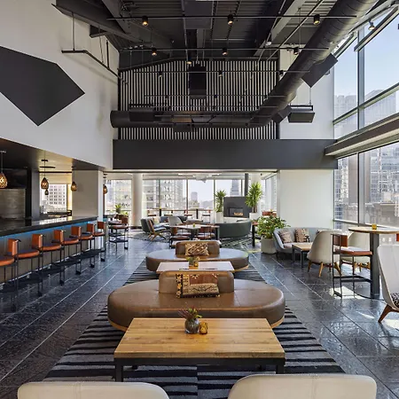 Thewit Chicago, A Hilton 4*
