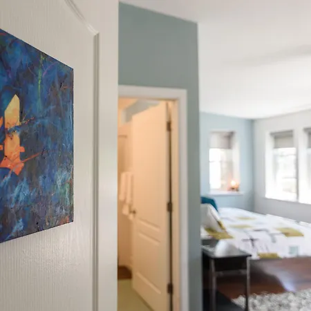 House 5863- Chicago's Premier Bed & Breakfast