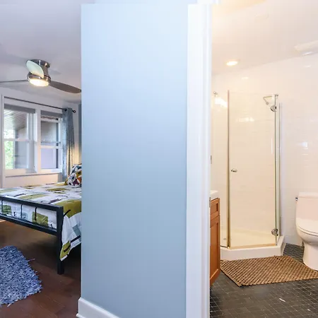 House 5863- Chicago's Premier Bed & Breakfast