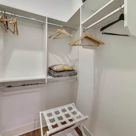 Luxurious Lincoln Park With Gourmet Kitchen Apartment