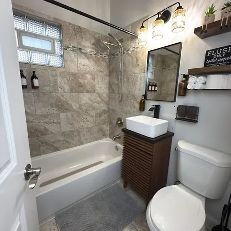 Stylish 2bedroom W Games & Free Parking Apartment *