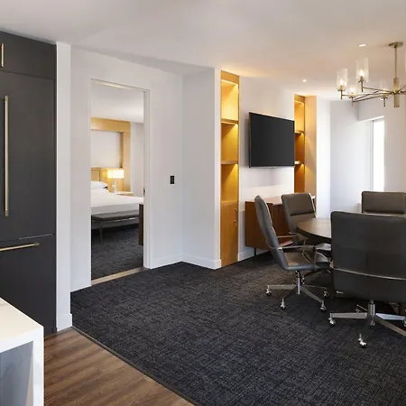 Hotel By Marriott Downtown Magnificent Mile 3*