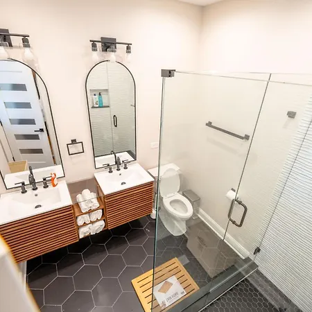 Luxury 9 Bedroom Mins From Downtown And The *
