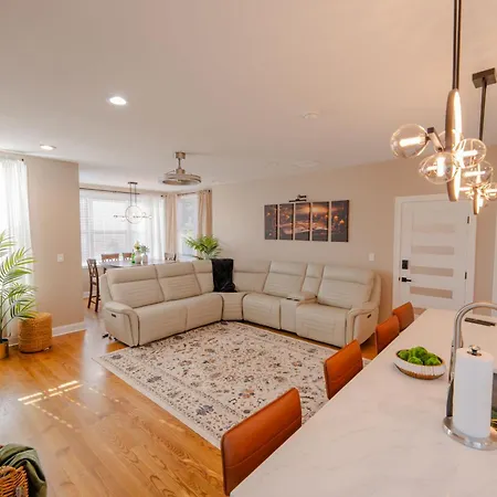 Luxury 9 Bedroom Mins From Downtown And The *