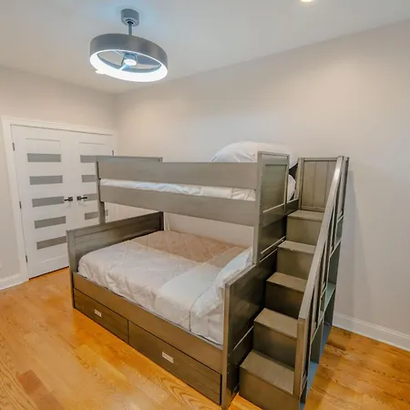 Luxury 9 Bedroom Mins From Downtown And The Villa Chicago