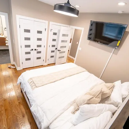 Luxury 9 Bedroom Mins From Downtown And The Chicago