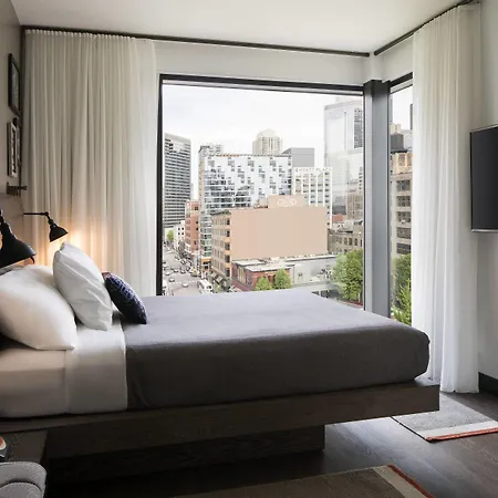 Moxy Downtown Hotel 3*