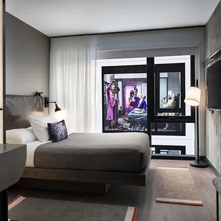 Hotel Moxy Downtown Chicago