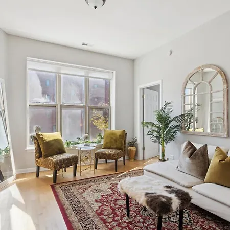 Elegant Escape Minutes From Downtown & Uic Apartment Chicago