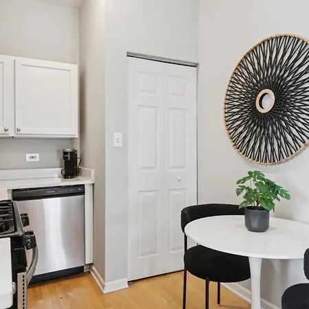 Elegant Escape Minutes From Downtown & Uic