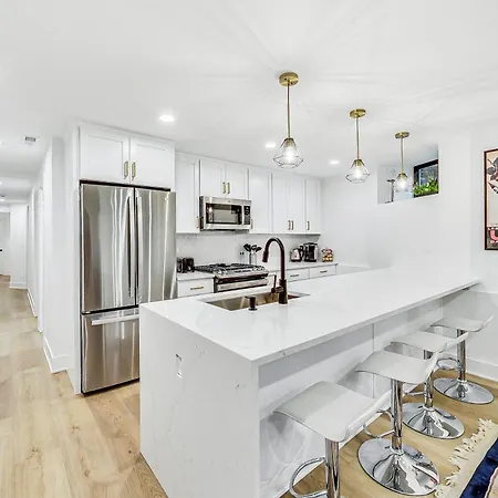 East Lincoln Park Gem Spacious 4 Br Apartment *