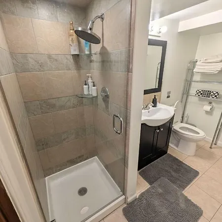 Stylish Garden-level 2br: Quiet Neighborhood Chicago