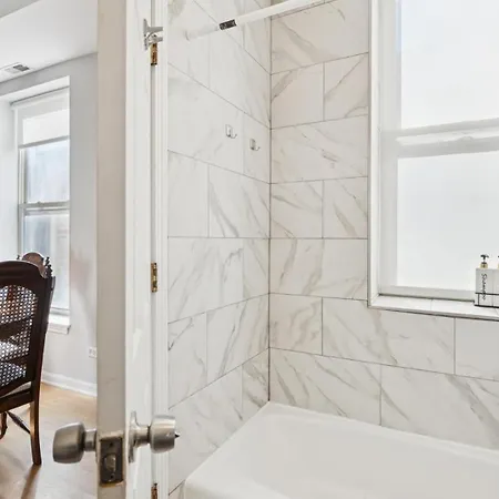 Elegant Escape Minutes From Downtown & Uic Apartment Chicago