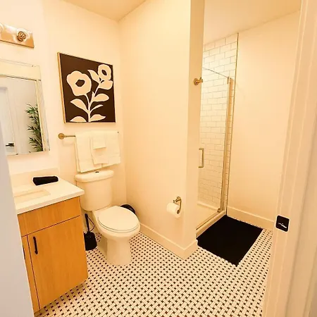 Apartment Stylish 4br Stay-prime Location - State Rep