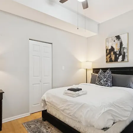 Elegant Escape Minutes From Downtown & Uic Apartment Chicago