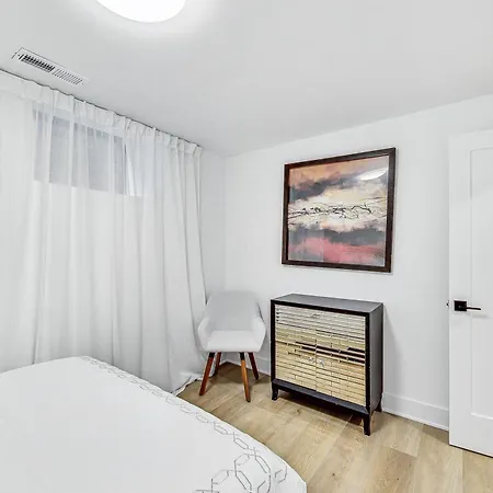East Lincoln Park Gem Spacious 4 Br Apartment Chicago