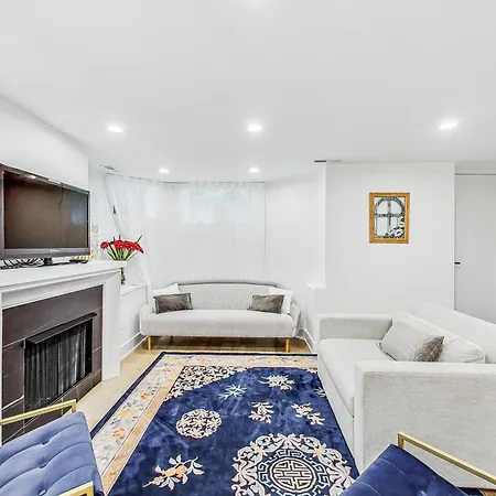 East Lincoln Park Gem Spacious 4 Br Apartment *