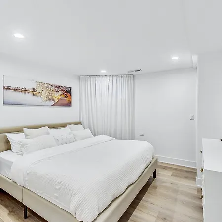 East Lincoln Park Gem Spacious 4 Br *