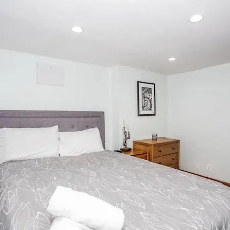 Apartment Stylish Garden-level 2br: Quiet Neighborhood