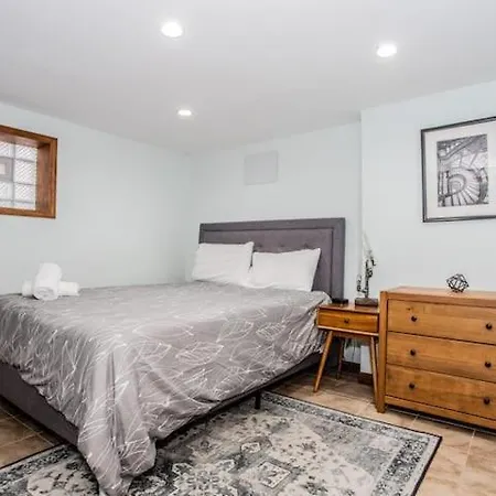 Stylish Garden-level 2br: Quiet Neighborhood * Chicago