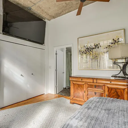 Extended Stay: Walk To Uic Campus & Train!