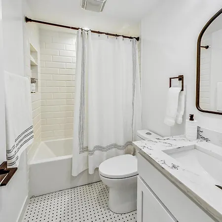 East Lincoln Park Gem Spacious 4 Br Apartment Chicago