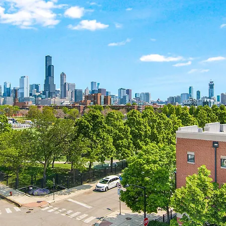 Extended Stay: Walk To Uic Campus & Train! *