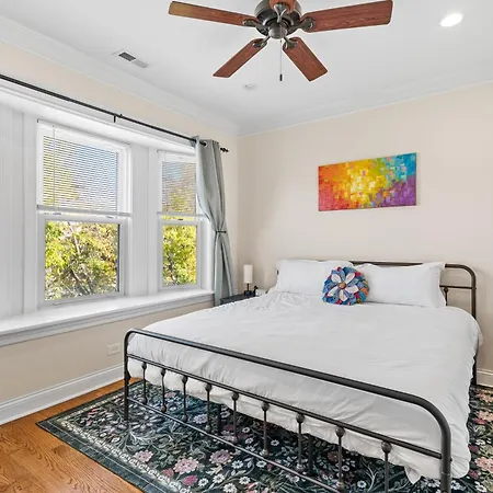 North Center - Walkable - Transit Accessible - King & Queen Beds Apartment