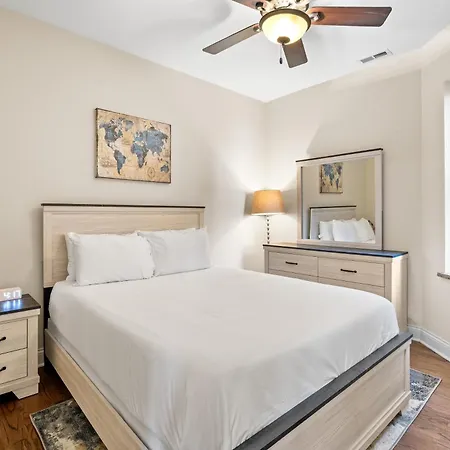 North Center - Walkable - Transit Accessible - King & Queen Beds Apartment Chicago