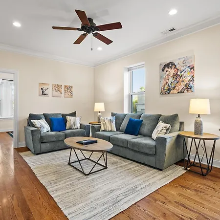 North Center - Walkable - Transit Accessible - King & Queen Beds