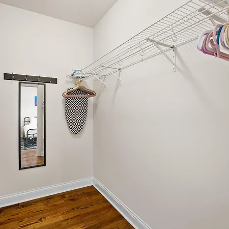 North Center - Walkable - Transit Accessible - King & Queen Beds Apartment