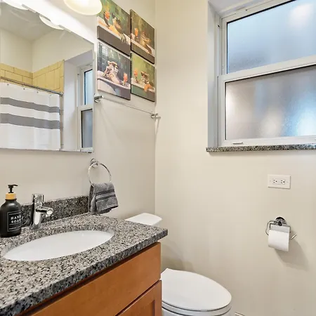 North Center - Walkable - Transit Accessible - King & Queen Beds *