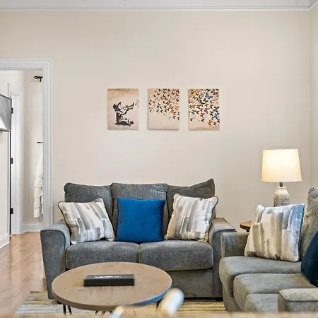 North Center - Walkable - Transit Accessible - King & Queen Beds Apartment *