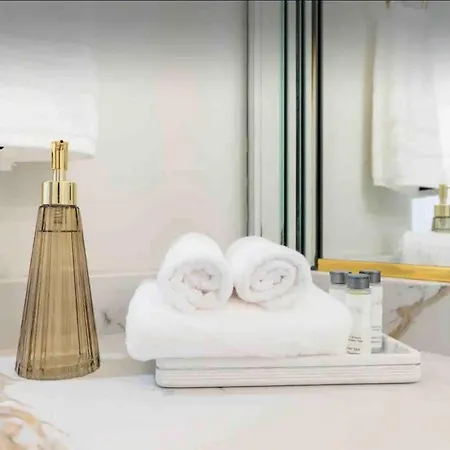 New! Spacious Art Deco Modern 5 Bd/3ba Apartment *