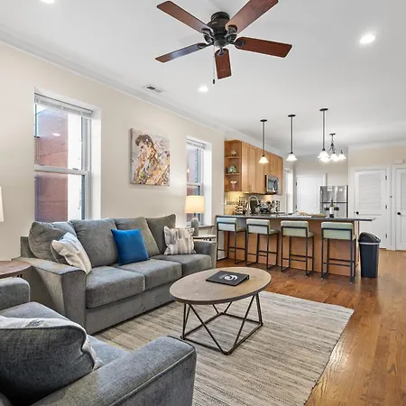 Apartment North Center - Walkable - Transit Accessible - King & Queen Beds *